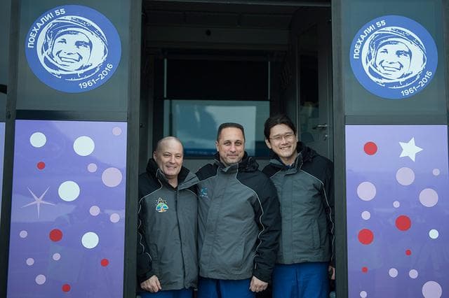 jsc2017e136095 - Expedition 54-55 crewmembers Scott Tingle of NASA (left), Anton Shkaplerov of the Russian Federal Space Agency (Roscosmos, center) and Norishige Kanai of the Japan Aerospace Exploration Agency (JAXA, right) pose for pictures on their crew