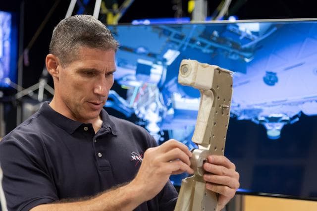 CCP Astronauts - SAFER 1 Training in Virtual Reality Lab