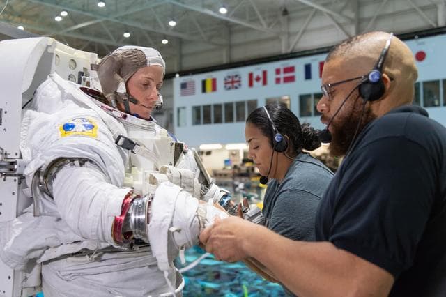 NASA image: 2017 ASCAN class members during ASCAN EVQ NBL 3 training