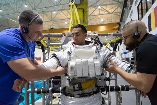 NASA image: 2017 ASCAN class members during ASCAN EVQ NBL 3 training