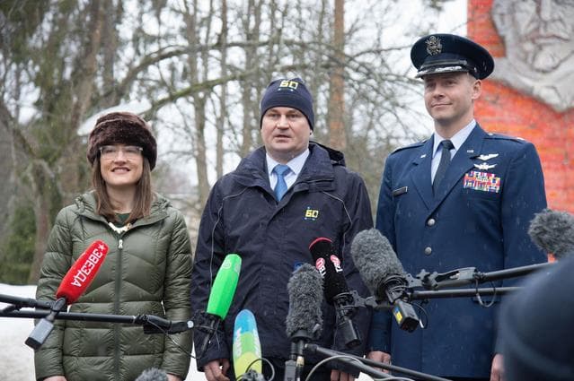 NASA image: At the Gagarin Cosmonaut Training Center in Star City, Russia, Expedition 59 crewmembers Christina Koch of NASA (left), Alexey Ovchinin of Roscosmos (center) and Nick Hague of NASA (right) respond to reporters’ questions Feb. 26 as they prepared to depa