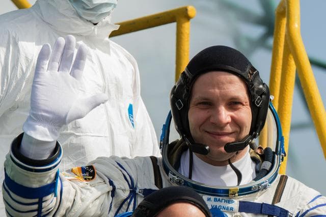 Expedition 63 Crew Waves Farewell