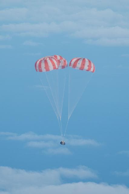 NASA image: Orion returns to Earth after a succesfull flight