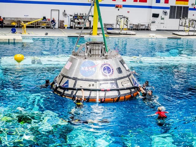 NASA image: US Navy Divers practice recovery operations at JSC