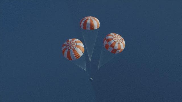Artemis I artist's concept - parachutes