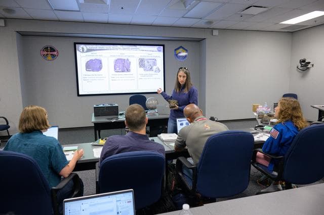 jsc2024e040812 - Artemis II Crew Geology Classroom Training 