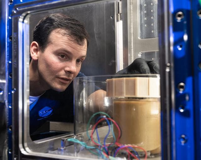 NASA image: jsc2024e063104 -- Advanced Modeling Enhances Gateway’s Lunar Dust Defense