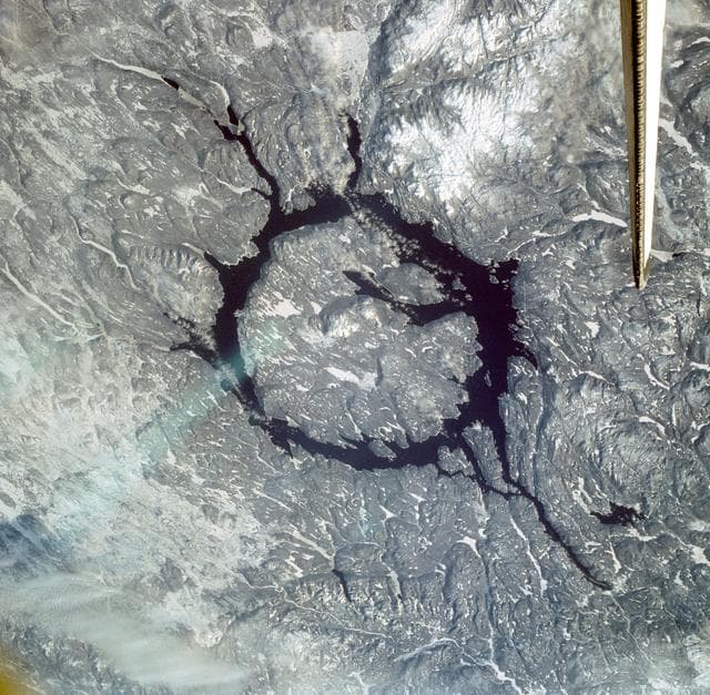 NASA image: s09-48-3139