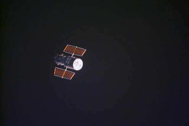 NASA image: Approach of the HST prior to docking
