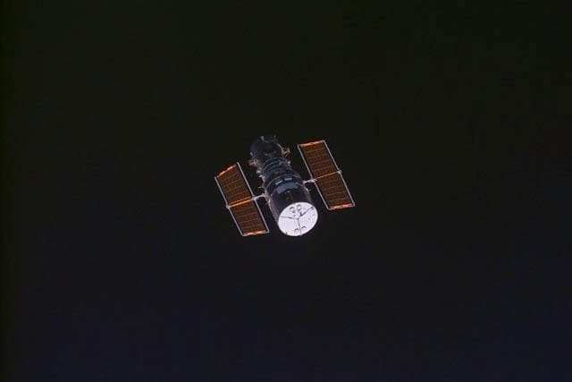 NASA image: Approach of the HST prior to docking