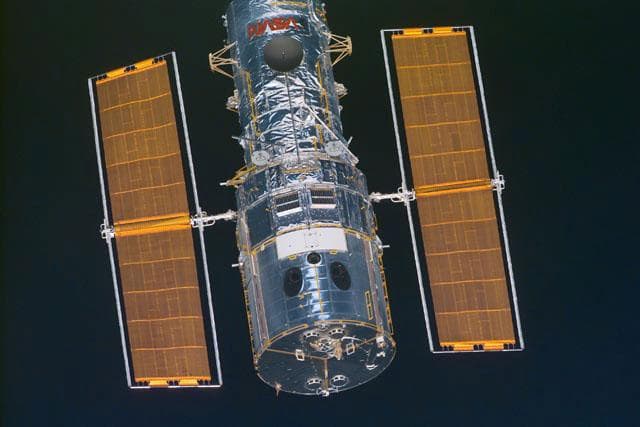 NASA image: Approach of the HST prior to docking