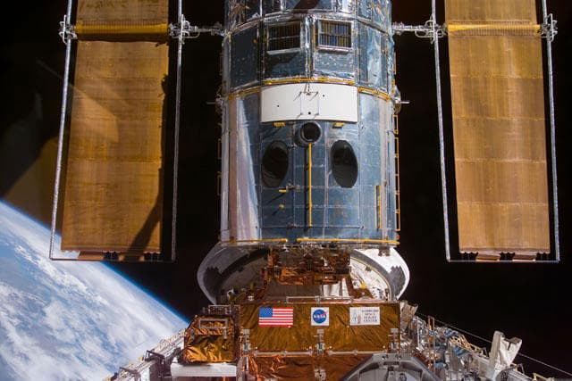 NASA image: View of the HST docked to the FSS in the PLB