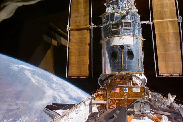 NASA image: View of the HST docked to the FSS in the PLB