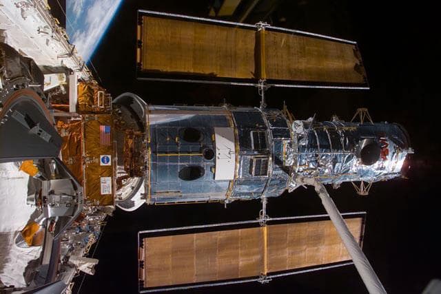 NASA image: View of the HST docked to the FSS in the PLB