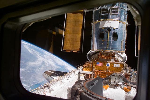 NASA image: HST docked in the Discovery's PLB