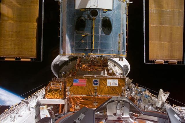 NASA image: View of the HST docked to the FSS in the PLB