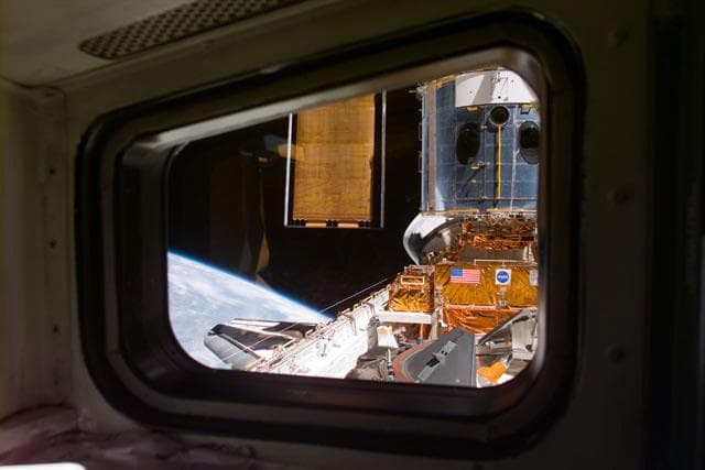 NASA image: HST docked in the Discovery's PLB