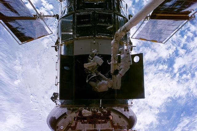 NASA image: EVA 1 - Grunsfeld and Smith during RSU changeout