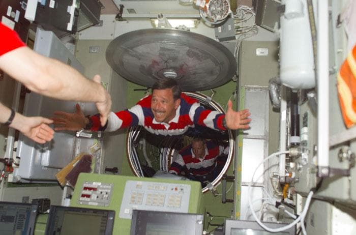 Horowitz floats through the hatch into ISS Service Module/Zvezda module