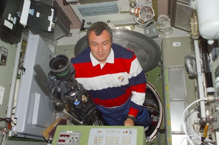 Dezhurov floats through hatch into ISS Service Module/Zvezda