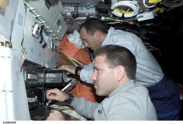 NASA image: STS-109 MS Grunsfeld and Newman on middeck