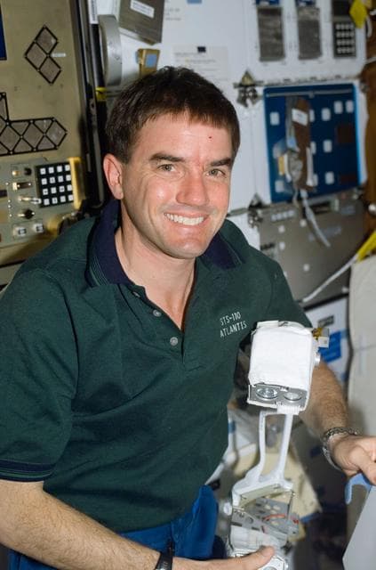 NASA image: MS Walheim poses with an WVS equipment on the middeck of Atlantis during STS-110