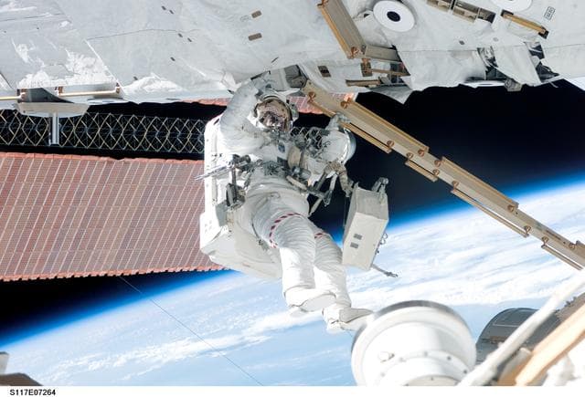 NASA image: Swanson moves to the S3/S4 Truss during STS-117 EVA 2