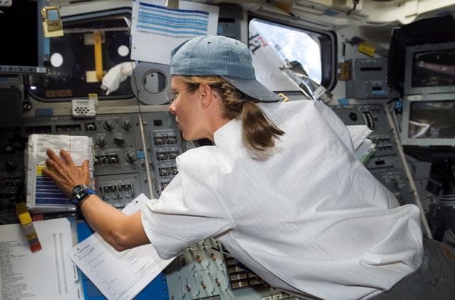 NASA image: View of Caldwell working the SRMS during STS-118/Expedition 15 Joint Operations