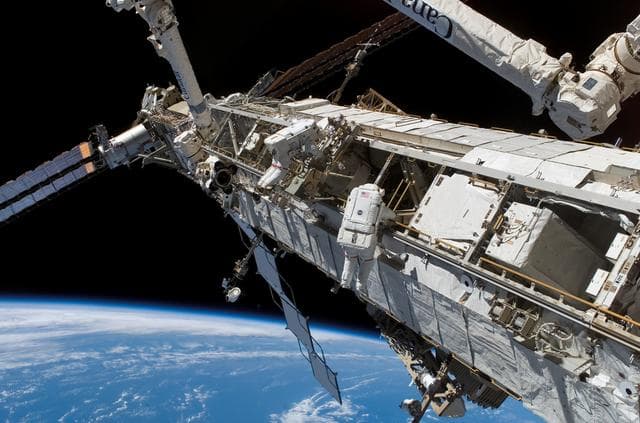 NASA image: View of MS Mastracchio and FE Anderson during a session of STS-118 / Expedition 15 EVA