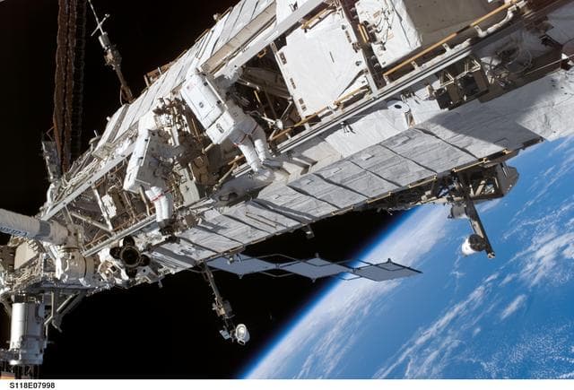 NASA image: View of MS Mastracchio and FE Anderson during a session of STS-118 / Expedition 15 EVA