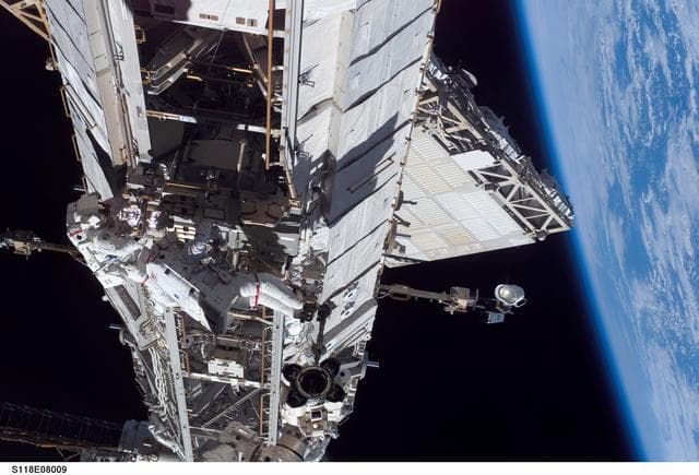 NASA image: View of MS Mastracchio and FE Anderson during a session of STS-118 / Expedition 15 EVA