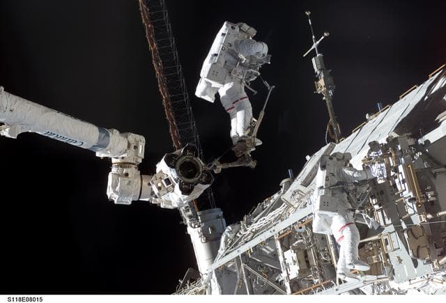 NASA image: View of MS Mastracchio and FE Anderson during a session of STS-118 / Expedition 15 EVA