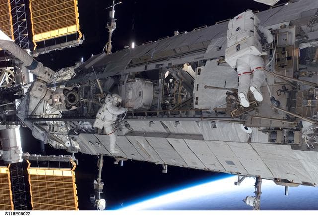 NASA image: View of MS Mastracchio and FE Anderson during a session of STS-118 / Expedition 15 EVA