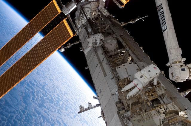 NASA image: View of MS Mastracchio and FE Anderson during a session of STS-118 / Expedition 15 EVA