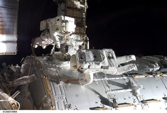 NASA image: EVA 2 - Tani and Parazynski