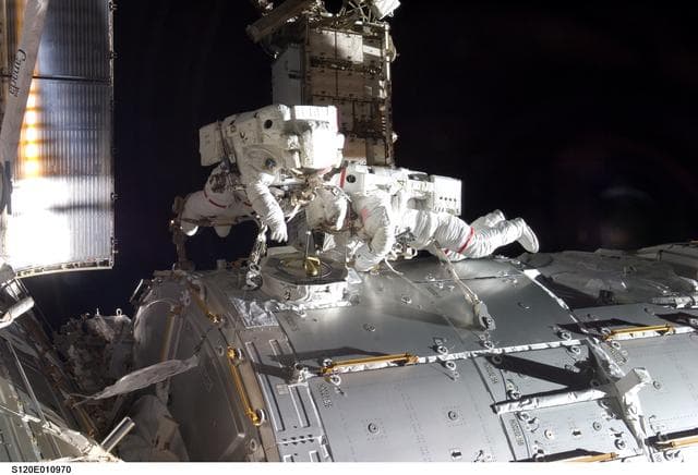 NASA image: EVA 2 - Tani and Parazynski