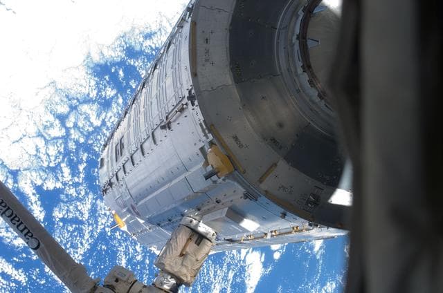 NASA image: Kibo transfer during EVA 1