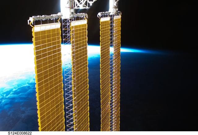 NASA image: P4 and P6 SAWs