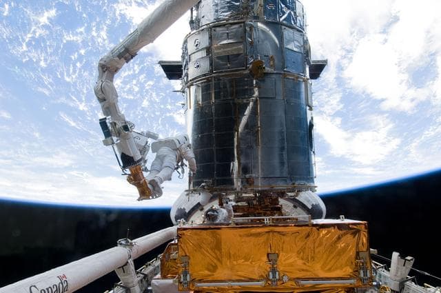 NASA image: STS-125 MS5 Feustel and MS3 Grunsfeld during EVA3