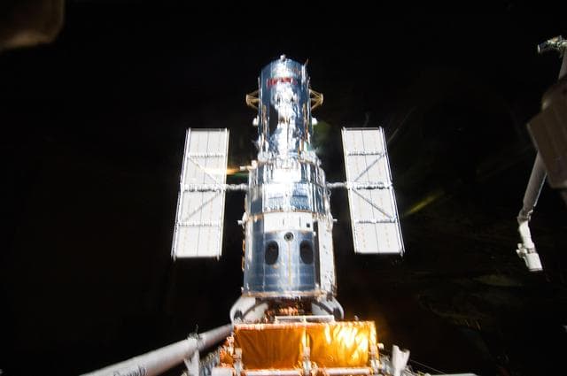 NASA image: View of HST berthed in Atlantis' Payload Bay