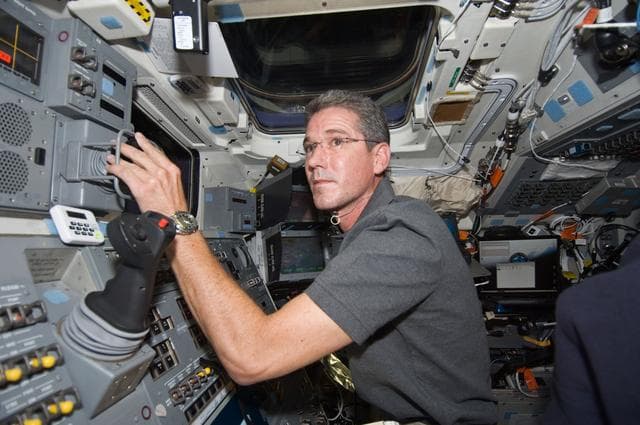 NASA image: MS1 Good grapples the HST during Flight Day 9