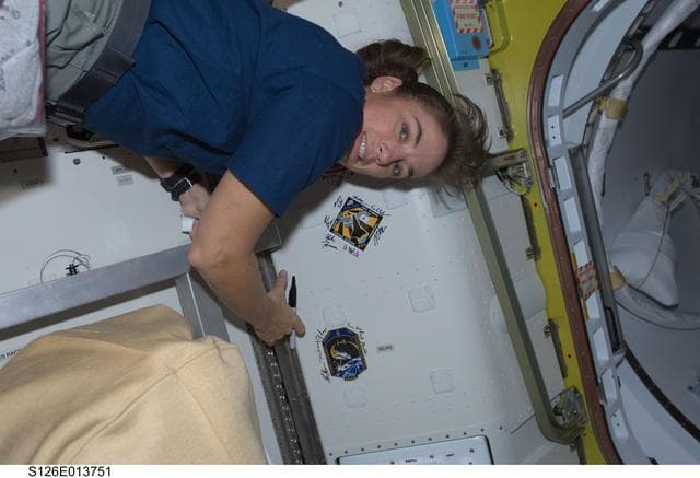 NASA image: Stefanyshyn-Piper signs Mission Patch in A/L