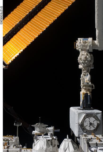 NASA image: Kibo Arm installs JAXA SEDA-AP onto the Japanese EFU during STS-127 Mission