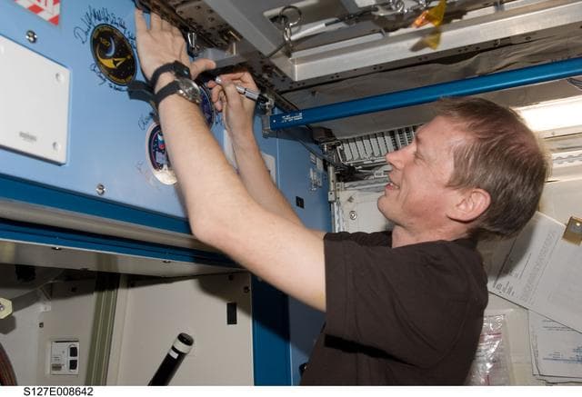 NASA image: De Winne signs mission decal in the JEM during Joint Operations