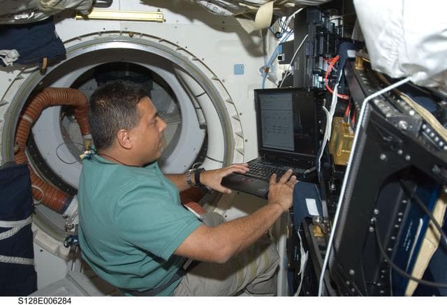 NASA image: Hernandez at laptop on Middeck (MDDK) during STS-128