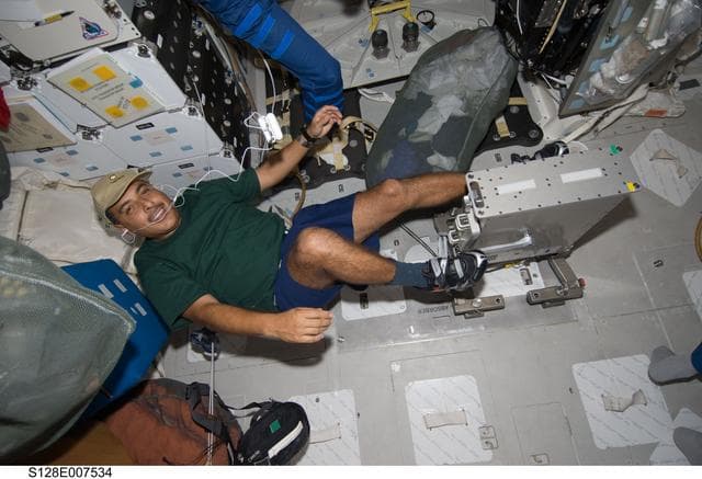 NASA image: Hernandez uses Cycle Ergometer on MDDK