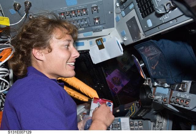 NASA image: Metcalf-Lindenburger on Flight Deck