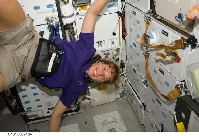 NASA image: Metcalf-Lindenburger on Middeck (MDDK)