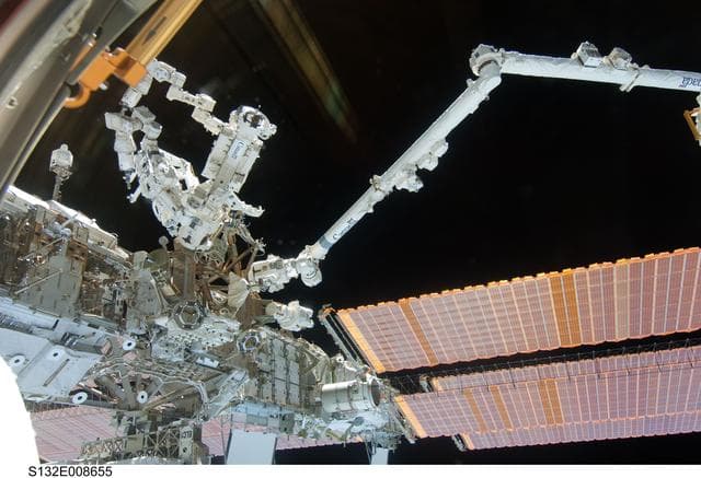 NASA image: SPDM and RMS during Joint Operations