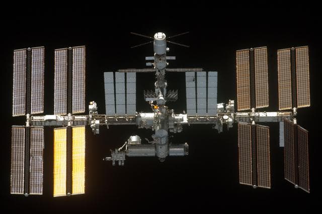 NASA image: Overall view of ISS